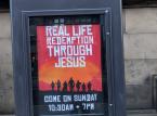 Red Dead Redemption 2: una chiesa usa font e immagine per un volantino